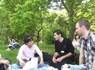 Chilling out having lunch under the trees at ‘Umekoji park’ 