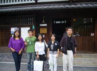 月桂冠大倉記念館前で集合写真 