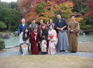 紅葉の前で集合写真