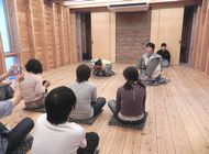  『寝音曲』を鑑賞する参加者の様子 