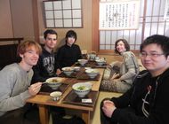 伊勢うどんを味わう参加者