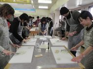 かまぼこ作りを楽しむ参加者