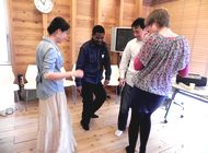母国のダンスを披露する参加者